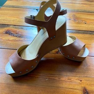 Like new- Lucky Brand leather strappy wedge.